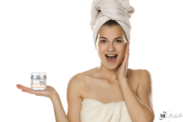 Woman applying moisturizer on face | ML Delicate Beauty
